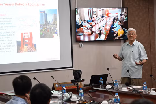 Giáo sư Yinyu Ye - Viện Kỹ thuật Tính toán và Toán học, Đại học Stanford - nói chuyện với cán bộ, giáo viên và học viên Học viện Công nghệ Bưu chính Viễn thông.