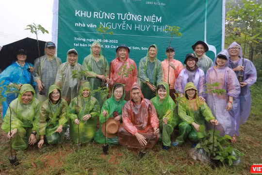 Đại diện các bên VARS, Hội nhà văn, UBND Xã, Giảng viên trường ĐH Tây Bắc, gia đình nhà văn Nguyễn Huy Thiệp.