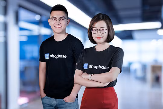 Hai nhà sáng lập OCG Quân Trương (trái) và Phương Anh Hà.