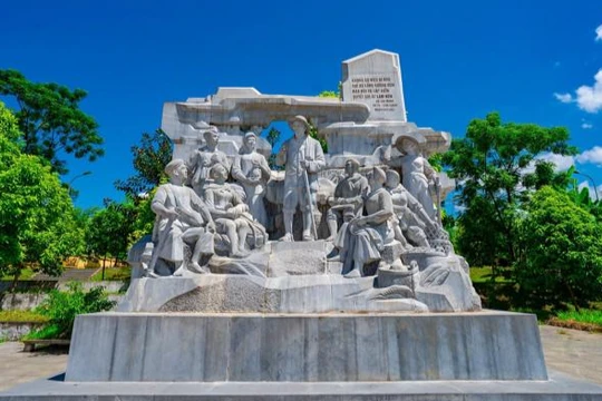 Tượng đài Bác Hồ với TNXP tại Khu di tích lịch sử Nà Tu