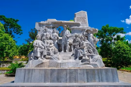 Tượng đài Bác Hồ với TNXP tại Khu di tích lịch sử Nà Tu