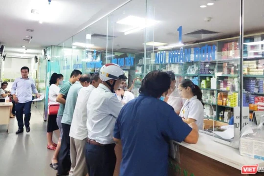 Chính phủ yêu cầu Bộ Y tế làm việc với Bộ Tài chính và báo cáo Thủ tướng Chính phủ về việc tháo gỡ những vướng mắc liên quan đến thủ tục thông quan thuốc nhập khẩu trước ngày 20/04/2022.