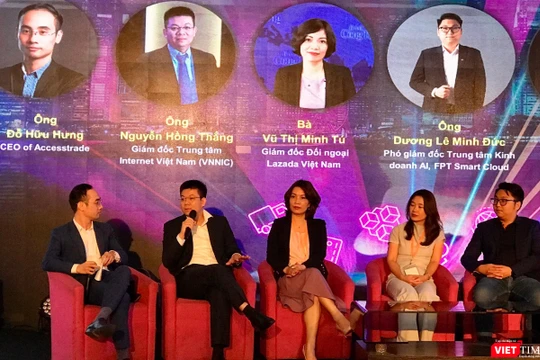 Ông Nguyễn Hồng Thắng, Giám đốc VNNIC trao đổi tại Diễn đàn toàn cảnh thương mại điện tử Việt Nam 2022.