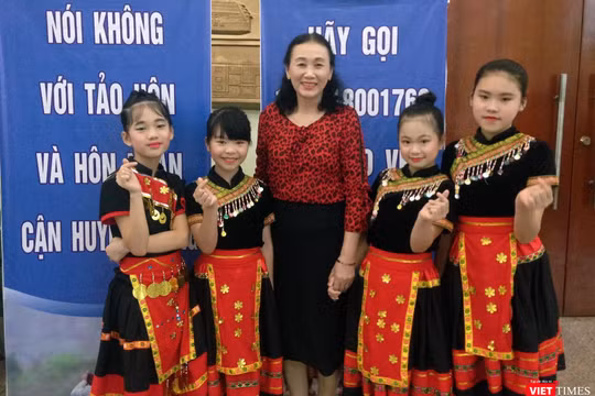 Bà Nguyễn Thị Luận - Chủ tịch Liên Chi hội Bảo vệ Quyền trẻ em tỉnh Quảng Ninh và các cháu nhỏ trong một chương trình đào tạo nâng cao nhận thức cho trẻ em.