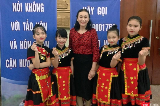 Bà Nguyễn Thị Luận - Chủ tịch Liên Chi hội Bảo vệ Quyền trẻ em tỉnh Quảng Ninh và các cháu nhỏ trong một chương trình đào tạo nâng cao nhận thức cho trẻ em.