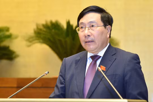 Phó Thủ tướng Phạm Bình Minh trả lời chất vấn.