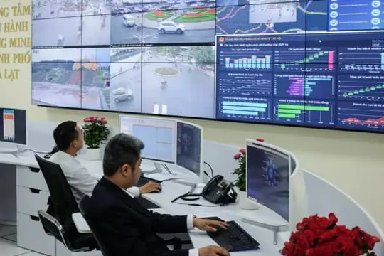 Trung tâm điều hành thông minh là “bộ não điều hành số” không thể thiếu của các địa phương. Đà Lạt là thành phố đầu tiên trên cả nước đưa trung tâm điều hành thông minh vào hoạt động (tháng 12/2019). Ảnh: Vietnamnet.