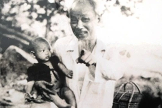 Bác Hồ đến thăm một vài hộ dân ở phố Vinh Sơn (Thanh Hóa) và gặp "cậu bé" Phạm Viết Quý đang nằm khóc trên chõng tre Bác liền tới bế lên dỗ dành.