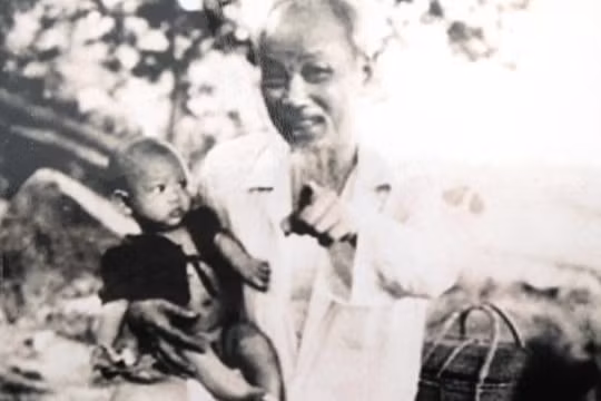 Bác Hồ đến thăm một vài hộ dân ở phố Vinh Sơn (Thanh Hóa) và gặp "cậu bé" Phạm Viết Quý đang nằm khóc trên chõng tre Bác liền tới bế lên dỗ dành.