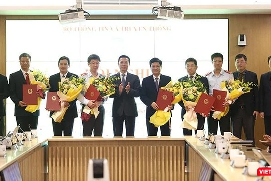 Bộ trưởng Bộ TT&TT trao quyết định bổ nhiệm, điều động cán bộ tại Hội nghị chiều 30/9. 