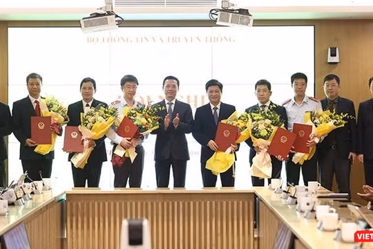 Bộ trưởng Bộ TT&TT trao quyết định bổ nhiệm, điều động cán bộ tại Hội nghị chiều 30/9. 