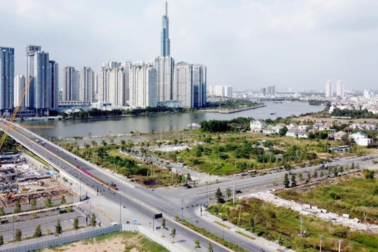 Nhiều ý kiến cho rằng, về lâu dài, các tác động tiêu cực của phiên đấu giá đất tỉ USD tại Thủ Thiêm sẽ gây bất lợi cho thị trường bất động sản và nền kinh tế.