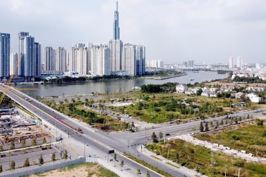 Nhiều ý kiến cho rằng, về lâu dài, các tác động tiêu cực của phiên đấu giá đất tỉ USD tại Thủ Thiêm sẽ gây bất lợi cho thị trường bất động sản và nền kinh tế.