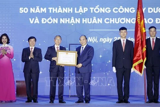 Chủ tịch nước Nguyễn Xuân Phúc trao tặng Huân chương Lao động hạng Nhất cho Tổng công ty Dược Việt Nam. Ảnh: Thống Nhất /TTXVN