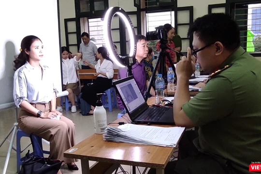 Công an cấp phường tại quận Ba Đình thực hiện thủ tục để làm căn cước công dân gắn chíp cho người dân trên địa bàn.