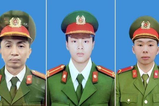 Truy tặng Huân chương Chiến công hạng Nhất cho 3 cảnh sát hy sinh khi chữa cháy tại quán karaoke. Ảnh: CACC