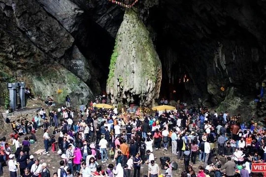 Hình ảnh du khách tại động Hương Tích - Ảnh chụp năm 2019.