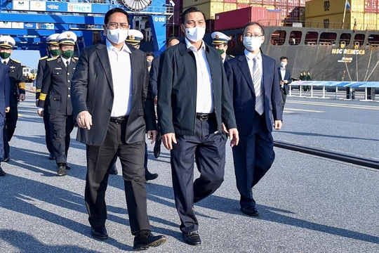 Thủ tướng thị sát cảng container quốc tế Lạch Huyện (Hải Phòng).