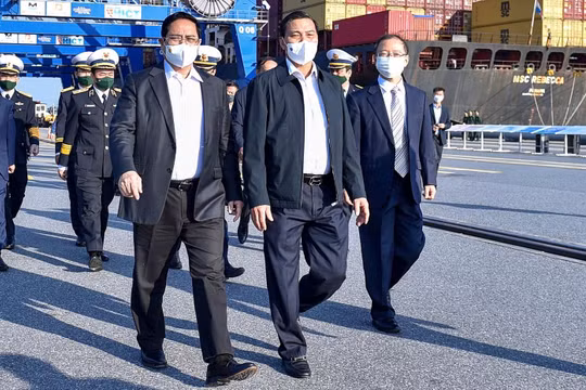 Thủ tướng thị sát cảng container quốc tế Lạch Huyện (Hải Phòng).