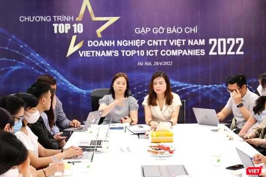 Bà Nguyễn Thị Thu Giang, Phó Chủ tịch kiêm Tổng thư ký VINASA chia sẻ với báo chí về chương trình "Top 10 doanh nghiệp CNTT Việt Nam" năm 2022.