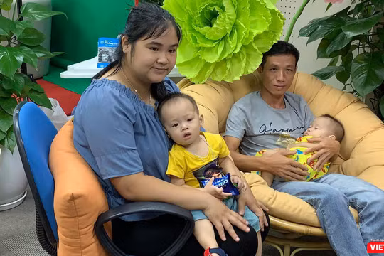 Vợ chồng chị Nông Thị Quỳnh và anh Ma Văn Toàn (người Tày) rạng ngời hạnh phúc đón hai bé sinh đôi sau 7 năm mong mỏi.