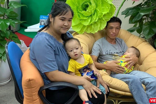 Vợ chồng chị Nông Thị Quỳnh và anh Ma Văn Toàn (người Tày) rạng ngời hạnh phúc đón hai bé sinh đôi sau 7 năm mong mỏi.