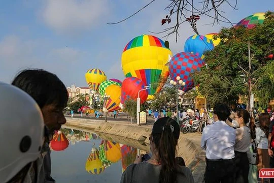 Du khách quốc tế và nội địa tham dự ngày hội Khinh khí cầu ở Hội An. Ảnh minh họa.