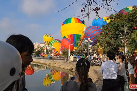 Du khách quốc tế và nội địa tham dự ngày hội Khinh khí cầu ở Hội An. Ảnh minh họa.