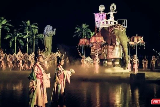 Đám cưới lộng lẫy, rước dâu bằng kiệu voi trong show Ký ức Hội An