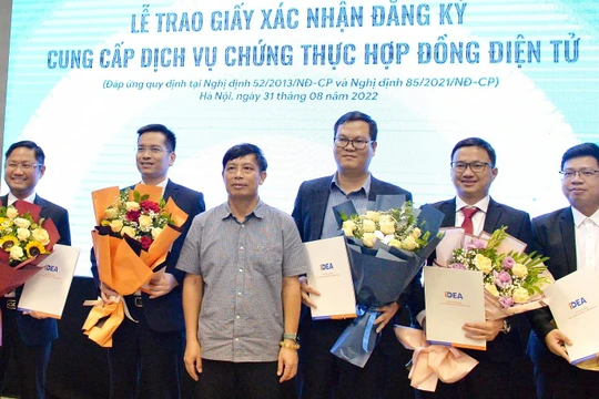 Cục trưởng Cục Thương mại điện tử và Kinh tế số Đặng Hoàng Hải trao Giấy xác nhận đăng ký cung cấp dịch vụ chứng thực hợp đồng điện tử cho 5 doanh nghiệp 
