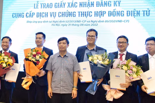 Cục trưởng Cục Thương mại điện tử và Kinh tế số Đặng Hoàng Hải trao Giấy xác nhận đăng ký cung cấp dịch vụ chứng thực hợp đồng điện tử cho 5 doanh nghiệp 