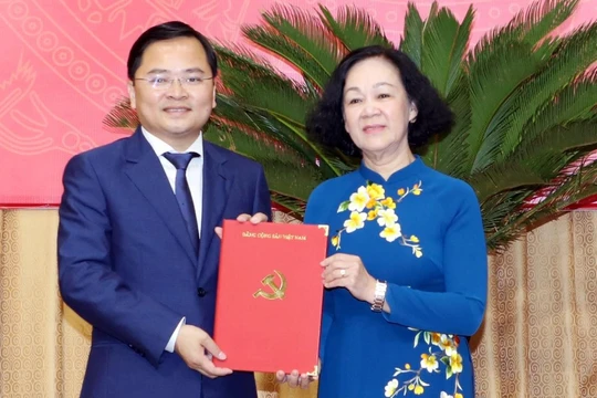 Trưởng Ban Tổ chức Trung ương Trương Thị Mai trao Quyết định cho ông Nguyễn Anh Tuấn. Ảnh: UBND tỉnh Bắc Ninh.