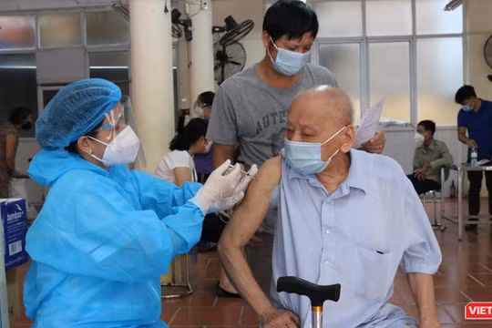 Người dân tự bảo vệ mình bằng cách tiêm phòng đầy đủ vắc xin phòng COVID-19.