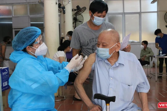 Người dân tự bảo vệ mình bằng cách tiêm phòng đầy đủ vắc xin phòng COVID-19.