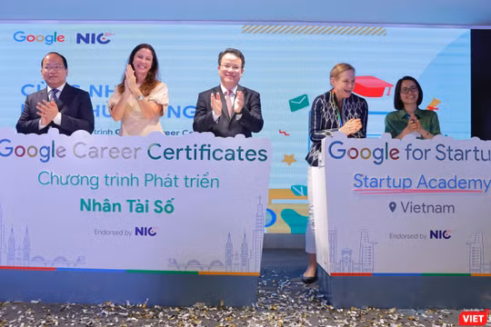 Thứ trưởng Trần Quốc Phương (đứng giữa) cho rằng hệ sinh thái đổi mới sáng tạo Việt Nam đang bước vào giai đoạn phát triển trọng yếu. Ảnh: NIC