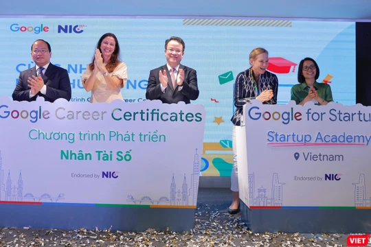 Thứ trưởng Trần Quốc Phương (đứng giữa) cho rằng hệ sinh thái đổi mới sáng tạo Việt Nam đang bước vào giai đoạn phát triển trọng yếu. Ảnh: NIC