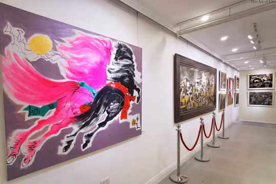 Tranh của họa sĩ Lê Trí Dũng và Văn Chiến đang được trưng bày tại Nhà Đấu giá Nghệ thuật Chọn (63 Hàm Long, Hà Nội)