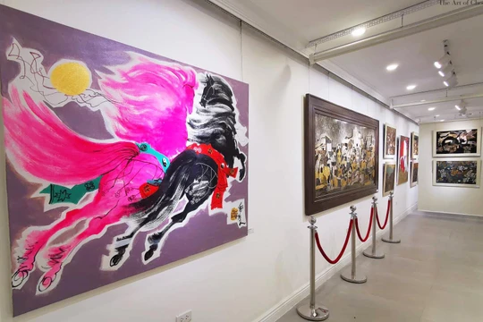 Tranh của họa sĩ Lê Trí Dũng và Văn Chiến đang được trưng bày tại Nhà Đấu giá Nghệ thuật Chọn (63 Hàm Long, Hà Nội)