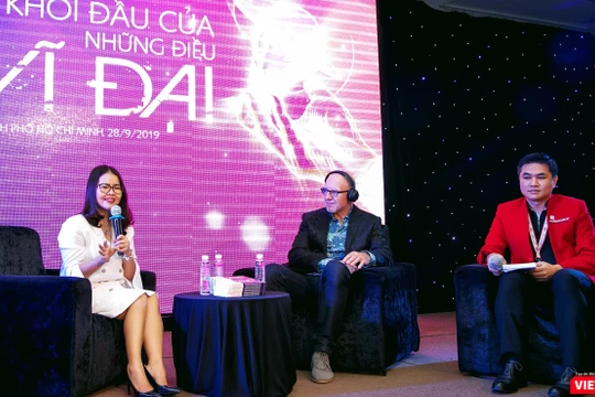 Bà Anna Nguyễn Thị Bích Hằng, CEO của Action Coach và ông Andrew Johnston (New Zealand) giao lưu với cộng đồng doanh nghiệp TP.HCM