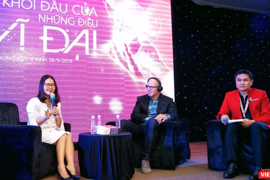 Bà Anna Nguyễn Thị Bích Hằng, CEO của Action Coach và ông Andrew Johnston (New Zealand) giao lưu với cộng đồng doanh nghiệp TP.HCM