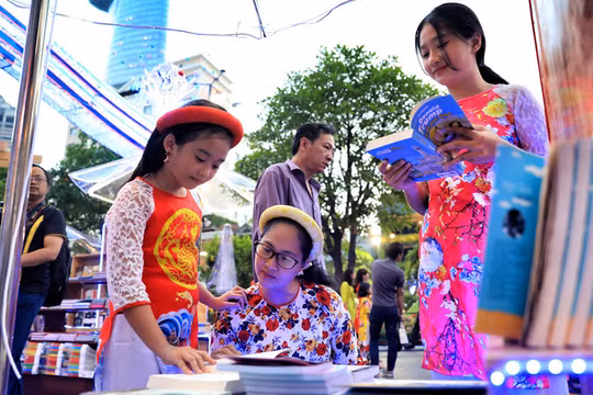 Đường sách Tết - điểm đến của người dân TP.HCM dịp Tết