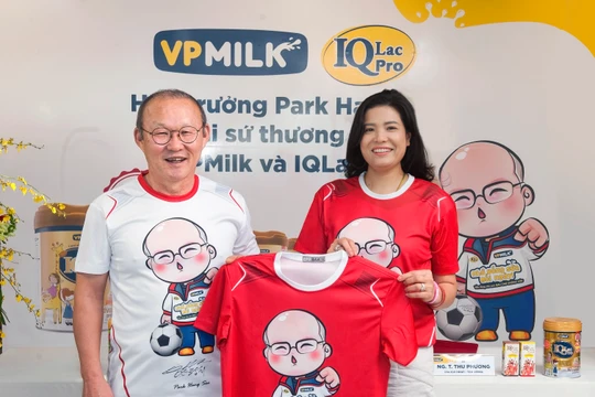 Bà Nguyễn Thị Thu Phương và chiếc áo có in hình thầy Park Hang Seo, người dẫn đường của tuyển Việt Nam 