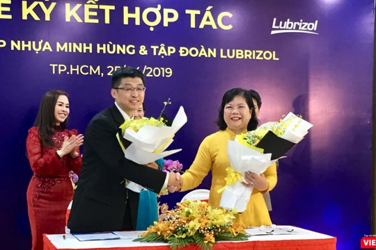 Bà Nguyễn Thị Tuyết, TGĐ, chủ tịch HĐQT công ty nhựa Minh Hùng tại buổi lễ ký kết hợp tác cho biết sắp tới công ty này sẽ cung cấp cho thị trường ống nhựa CPVC chống cháy.