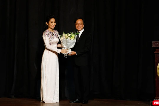 NSƯT Nguyễn Thị Thanh Thúy, PGĐ Sở Văn hóa và Thể thao TP.HCM phát biểu khai mạc và tặng hoa NSƯT Trần Vương Thạch - Giám đốc Nhà hát Giao hưởng Nhạc Vũ Kịch TP.HCM (HBSO) 