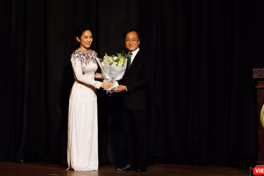 NSƯT Nguyễn Thị Thanh Thúy, PGĐ Sở Văn hóa và Thể thao TP.HCM phát biểu khai mạc và tặng hoa NSƯT Trần Vương Thạch - Giám đốc Nhà hát Giao hưởng Nhạc Vũ Kịch TP.HCM (HBSO) 