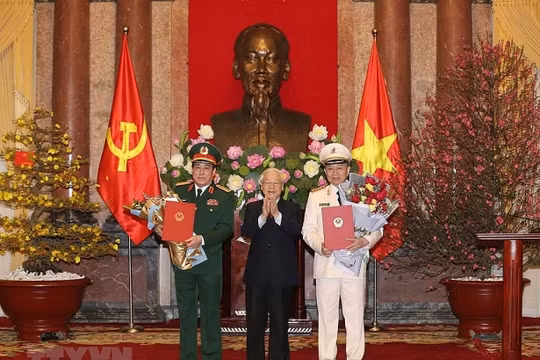 Tổng Bí thư, Chủ tịch nước Nguyễn Phú Trọng trao quyết định thăng quân hàm từ Thượng tướng lên Đại tướng cho Bộ trưởng Bộ Công an Tô Lâm và ông Lương Cường. (Ảnh: TTXVN)