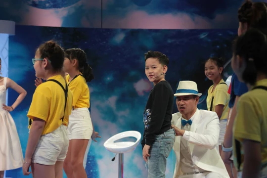 Từng gây chú ý vì sự thông minh, nhạy bén khi tham gia “nhanh như chớp nhí” mùa 3, Dương Đỗ Hồng Long (tên thường gọi là Chíp Sún) tiếp tục trở thành tâm điểm của tập 11 “Sếp nhí khởi nghiệp”