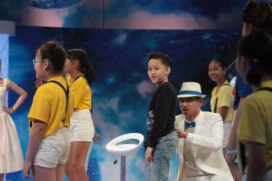 Từng gây chú ý vì sự thông minh, nhạy bén khi tham gia “nhanh như chớp nhí” mùa 3, Dương Đỗ Hồng Long (tên thường gọi là Chíp Sún) tiếp tục trở thành tâm điểm của tập 11 “Sếp nhí khởi nghiệp”