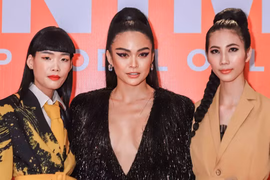 Nguyễn Hợp, Mâu Thủy và Cao Ngân cùng nhiều người mẫu khác như siêu mẫu Võ Hoàng Yến, Hương Ly, Đông Hùng, á quân Tuyết Lan, Quang Đại cùng hội tụ tối 4/8