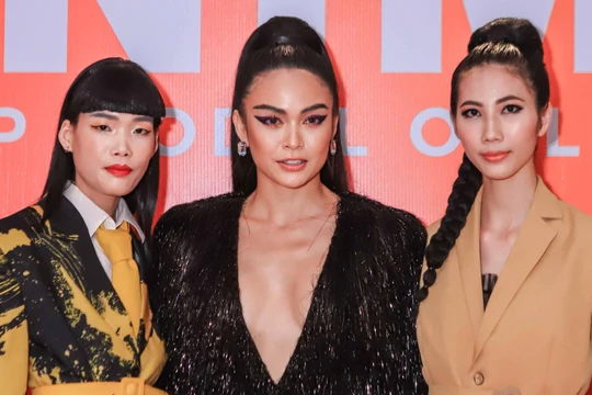 Nguyễn Hợp, Mâu Thủy và Cao Ngân cùng nhiều người mẫu khác như siêu mẫu Võ Hoàng Yến, Hương Ly, Đông Hùng, á quân Tuyết Lan, Quang Đại cùng hội tụ tối 4/8